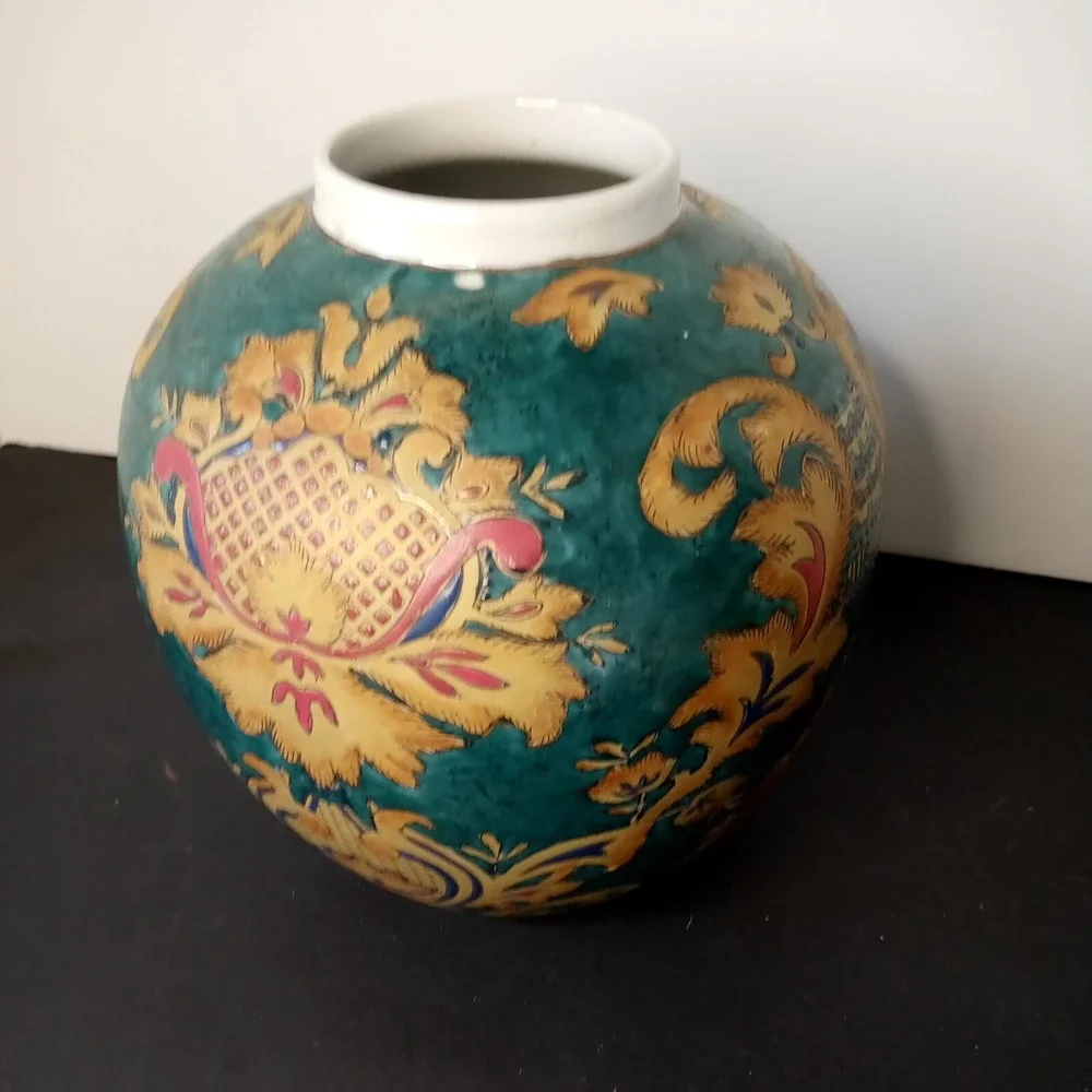 Medium  Round Porcelain vase Green In Color Floral‎ Pattern